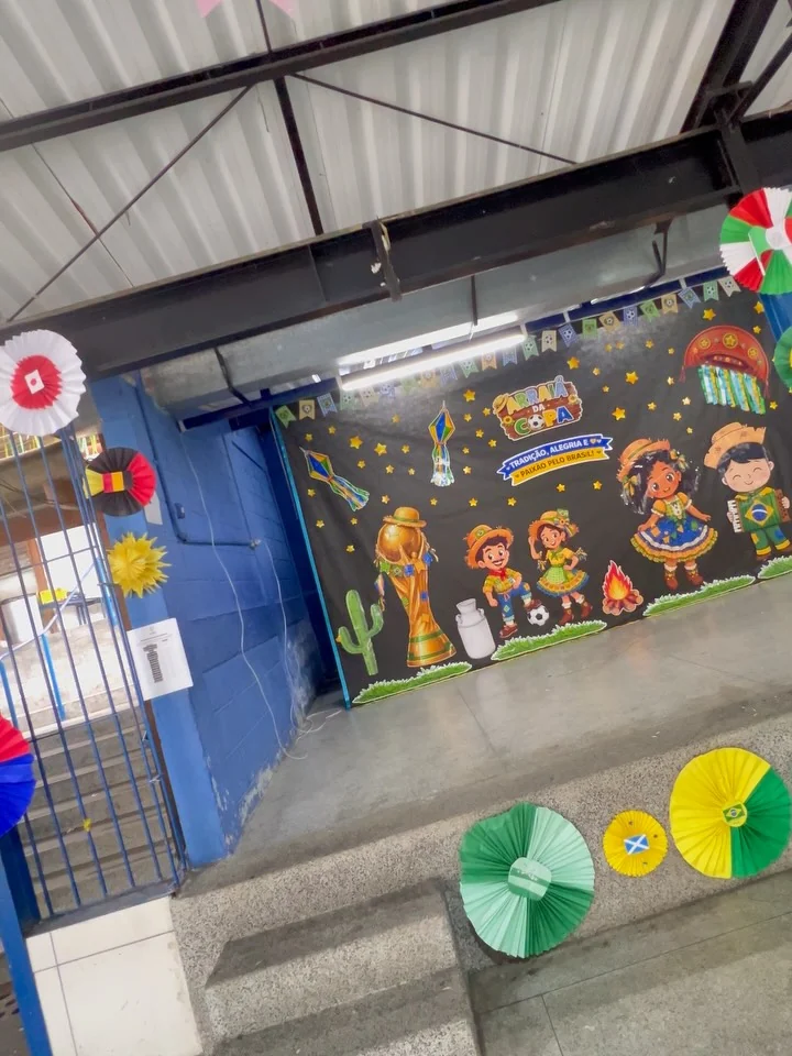 Ambiente do colégio decorado para a festa
