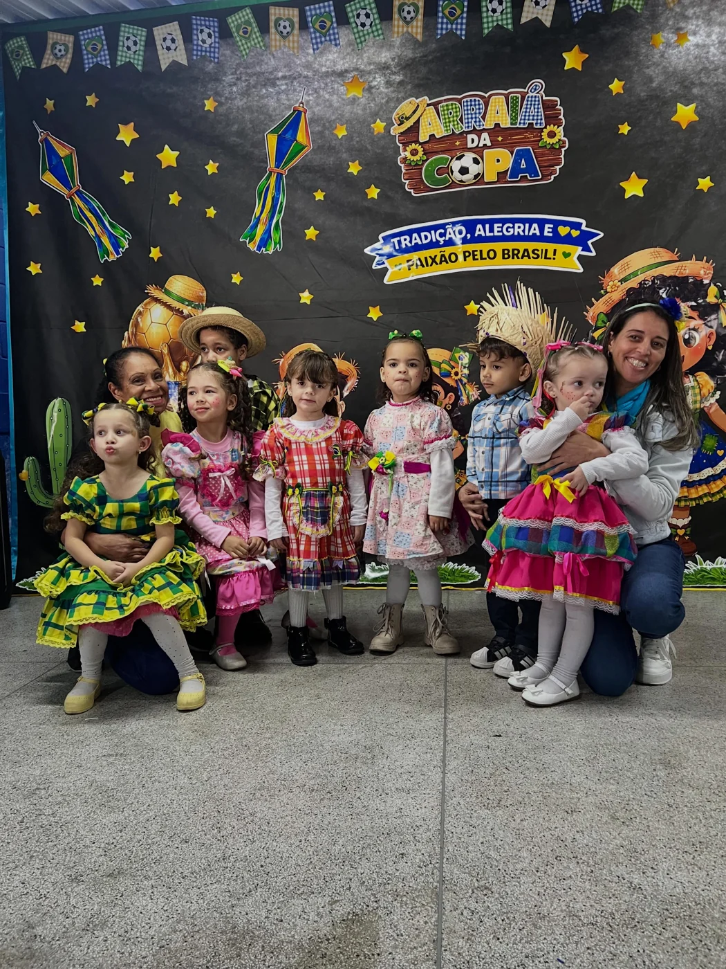Crianças do Colégio Sanches reunidas na Festa Junina