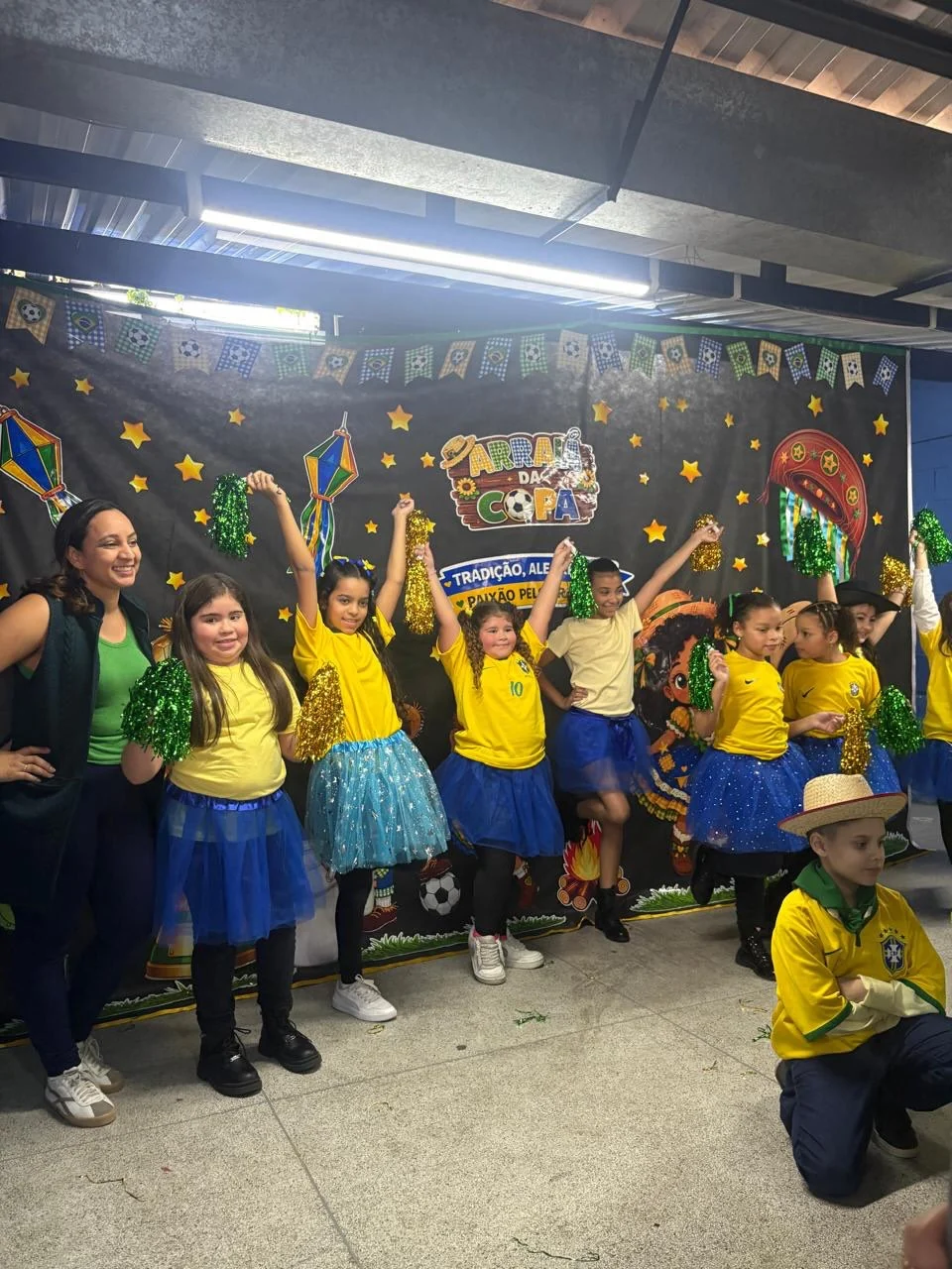 Alunos participando da celebração junina