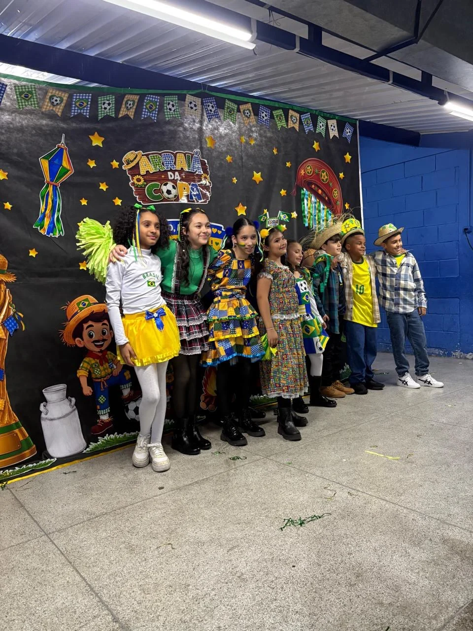Turma do colégio em atividade festiva
