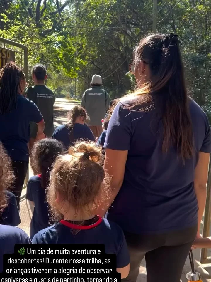 Alunos e equipe em passeio ao ar livre